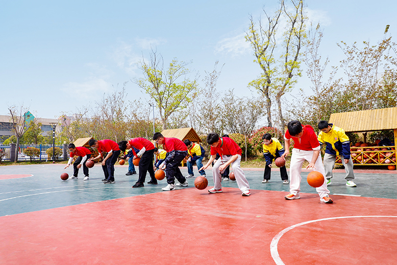 縣人民路實(shí)驗(yàn)小學(xué)籃球特色班學(xué)生練習(xí)運(yùn)球