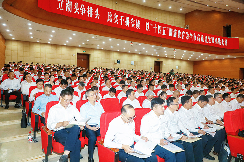 與會同志認(rèn)真聆聽縣委全會報告