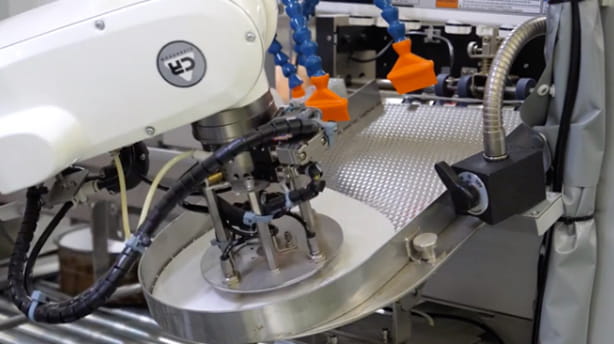 机器人代替人工作业！蛋糕生产线上的烘焙纸插入机器人