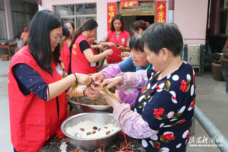 東坎街道蔬菜社區(qū)志愿者走進陽光敬老院