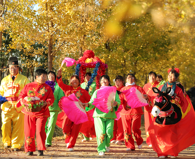 坎北街道肖港村業(yè)余藝術團在果林村銀杏網(wǎng)紅路表演歌舞節(jié)目