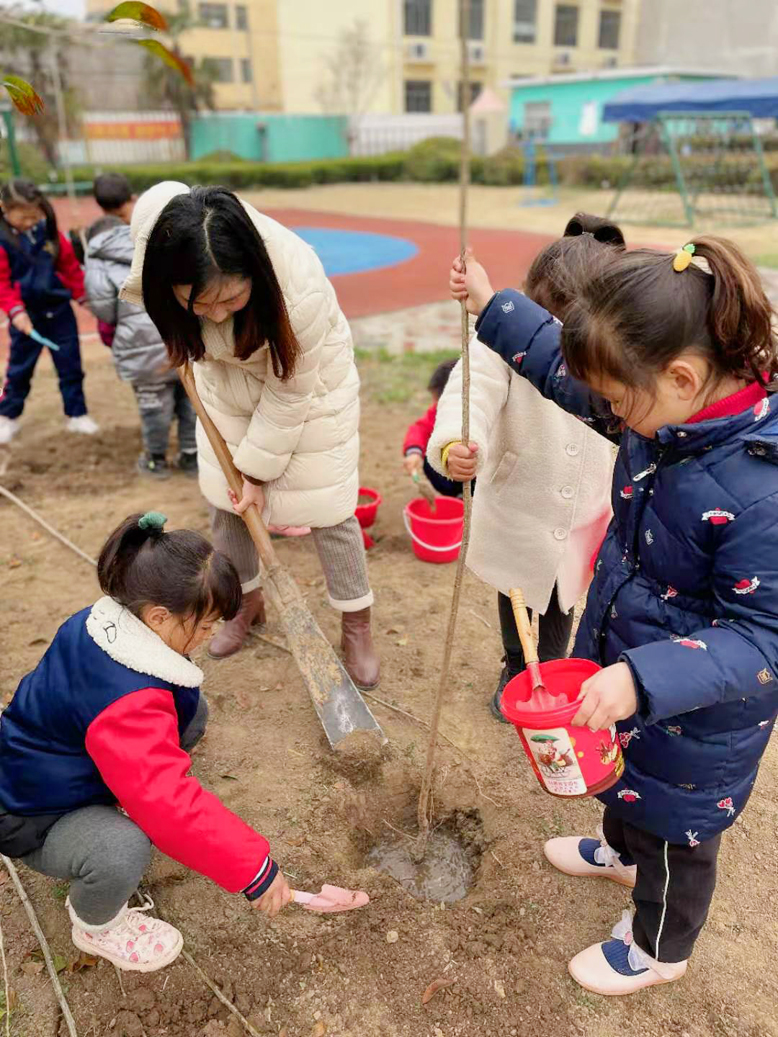 陳濤鎮(zhèn)幼兒園開展植樹節(jié)護綠活動