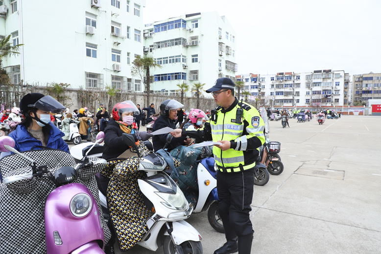 交警大隊整治縣城學(xué)校周邊交通秩序