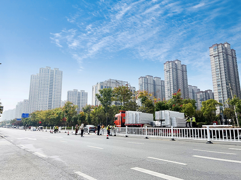 縣城管局開展港城路破損護欄更換工作