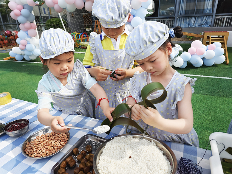 縣政府機關幼兒園人民路園區(qū)開展“‘粽’情六一·童趣小孩節(jié)”系列活動