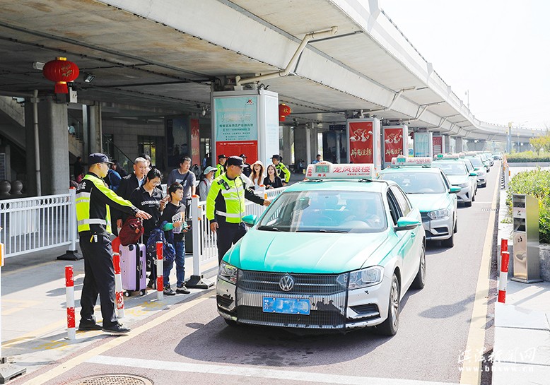 縣交通運(yùn)輸綜合行政執(zhí)法大隊(duì)開展出租車市場經(jīng)營秩序?qū)ｍ?xiàng)整治行動(dòng)