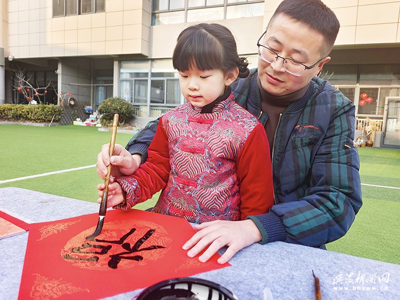 縣機關(guān)幼兒園舉行“迎新年、福來到”親子活動