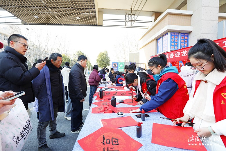 縣一中中市路南校區(qū)組織開展“丹墨飄香迎龍年揮毫寫福送春聯(lián)”活動