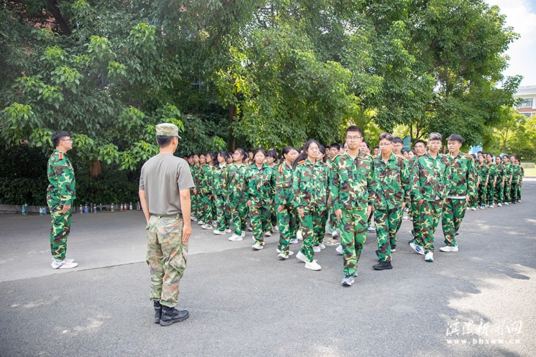 濱海中學(xué)軍訓(xùn)現(xiàn)場